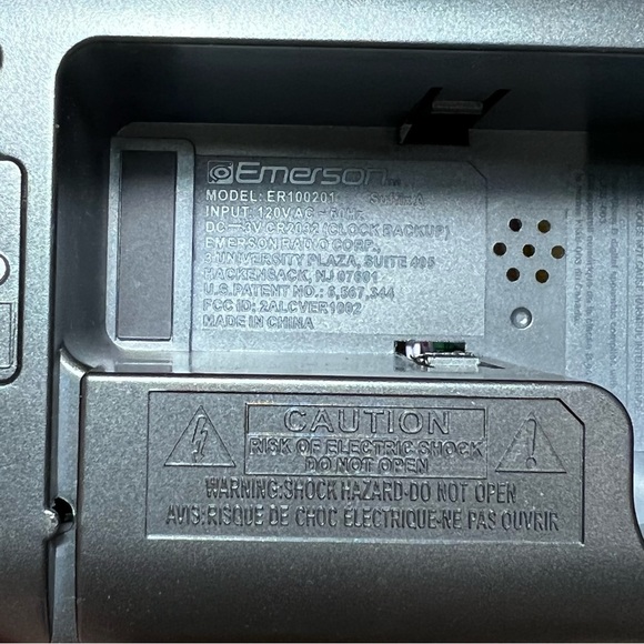 Emerson SmartSet Alarm Clock Radio with Bluetooth Speaker, USB Charging Port - Picture 9 of 16